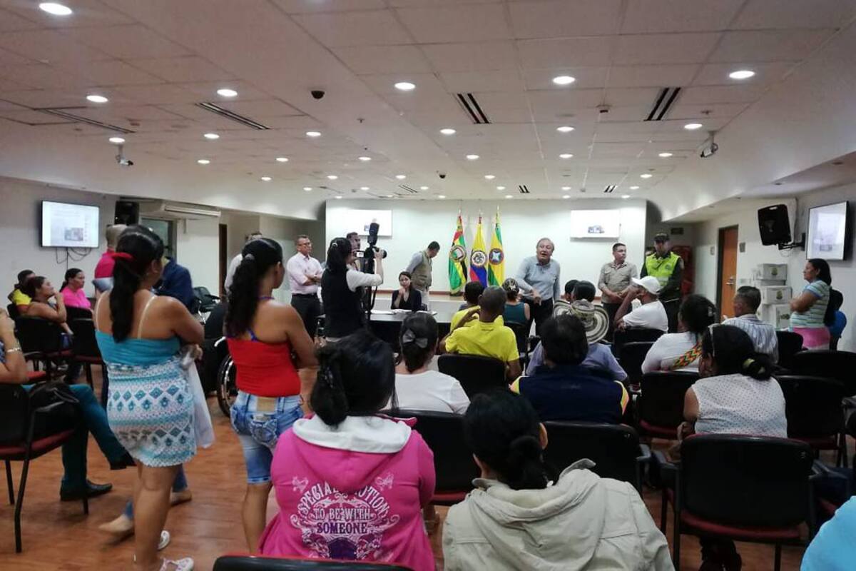 Al final, la comunidad se negó a recibir los subsidios y se acordó una nueva reunión entre las parte para el próximo martes. (Foto: Valesca Alvarado Ríos / VANGUARDIA LIBERAL )