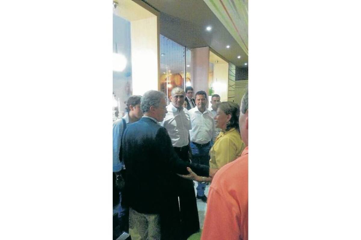 En la foto: Álvaro Uribe Vélez, expresidente de la República y senador electo; Iván Aguilar, diputado del Partido de La U, quien le hace campaña al Centro Democrático; Alfonso Riaño, condenado por ‘parapolítica’ y Doris Vega, esposa de Luis Alberto Gil, condenado por ‘parapolítica’. (Foto: VANGUARDIA LIBERAL)