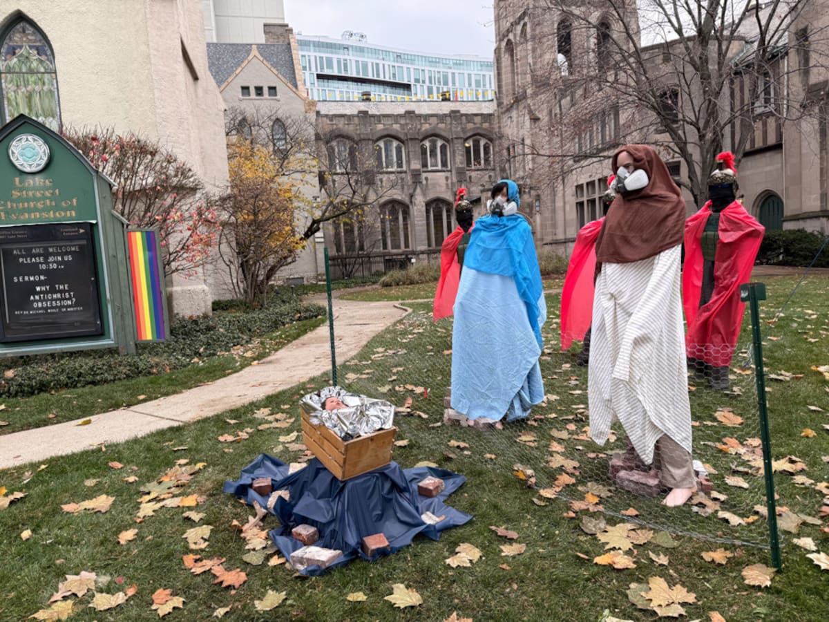 La Lake Street Church de Chicago instaló un nacimiento navideño "pro inmigrantes", donde el niño Jesús aparece esposado con 'straps' y arropado con una manta térmica que usan en los centros de detención, la Virgen María tiene una máscara para protegerse de gases lacrimógeno y los centuriones están enmascarados con gafas de sol y chalecos verdes de ICE.