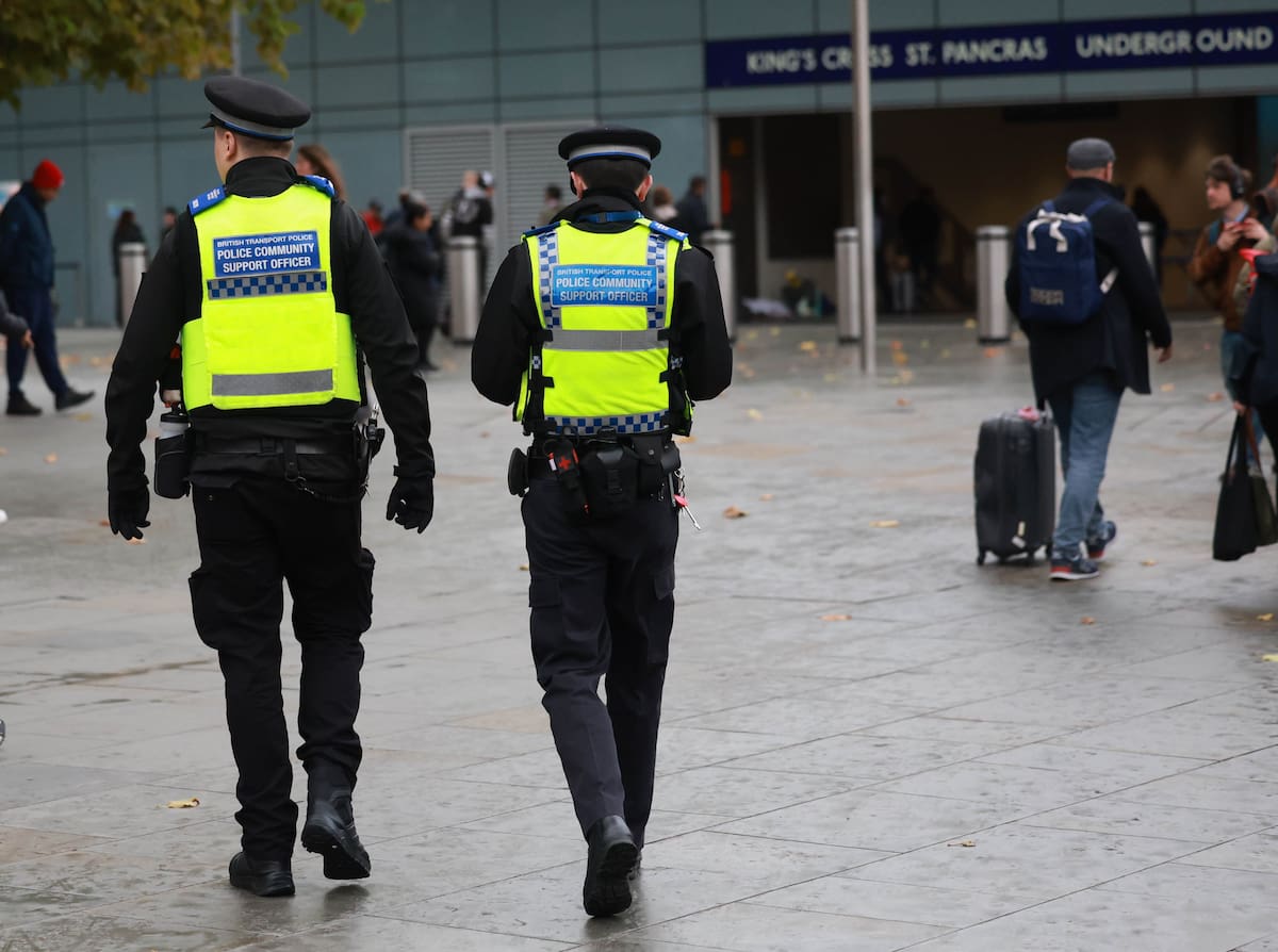 LONDON (United Kingdom), 03/11/2025.- Police officers patrol Kings Cross Station in London, Britain, 03 November 2025. Extra police officers were being deployed across England's rail network in response to the stabbings on board a Doncaster-London train on 03 November 2025. A British man has been arrested on suspicion of attempted murder after 11 people were injured. (Reino Unido, Londres) EFE/EPA/NEIL HALL