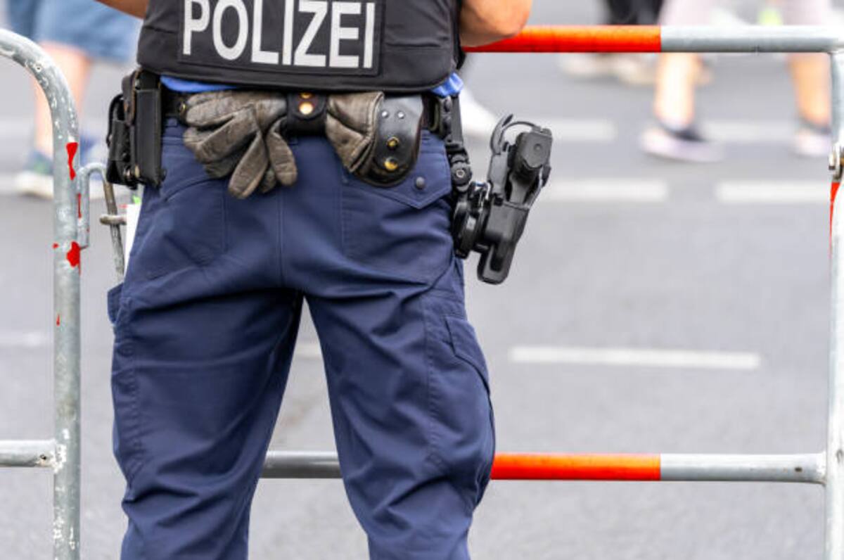 Un agente de Policía alemán en la calle. IStock /