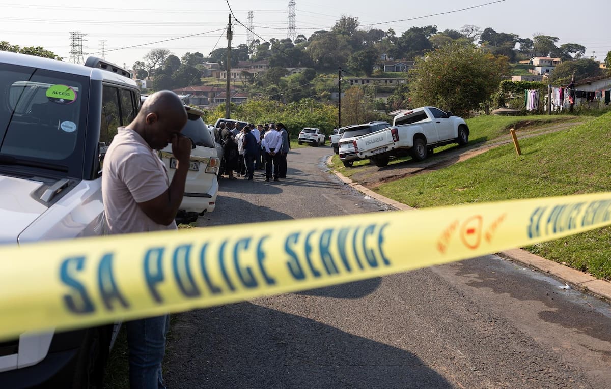 Cordón policial instalado en KwaMakhutha, al sur de Durban, Sudáfrica. Foto: EFE/EPA/STRINGER
