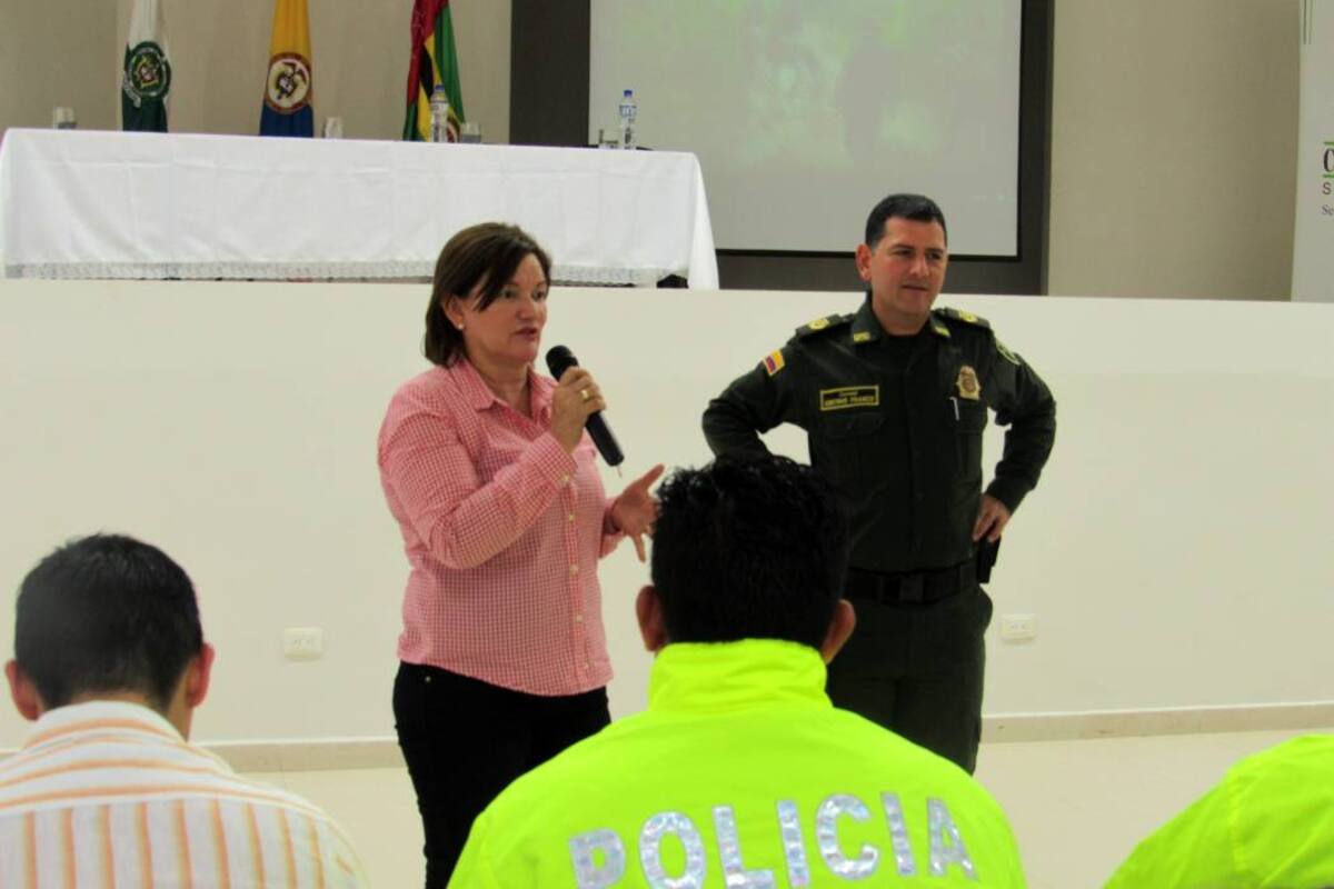 La alcaldesa de Barbosa, Deyanira Ardila, participó en el encuentro liderado por el comandante de Policía Santander, coronel Gustavo Franco. (Foto: Suministrada/VANGUARDIA LIBERAL )