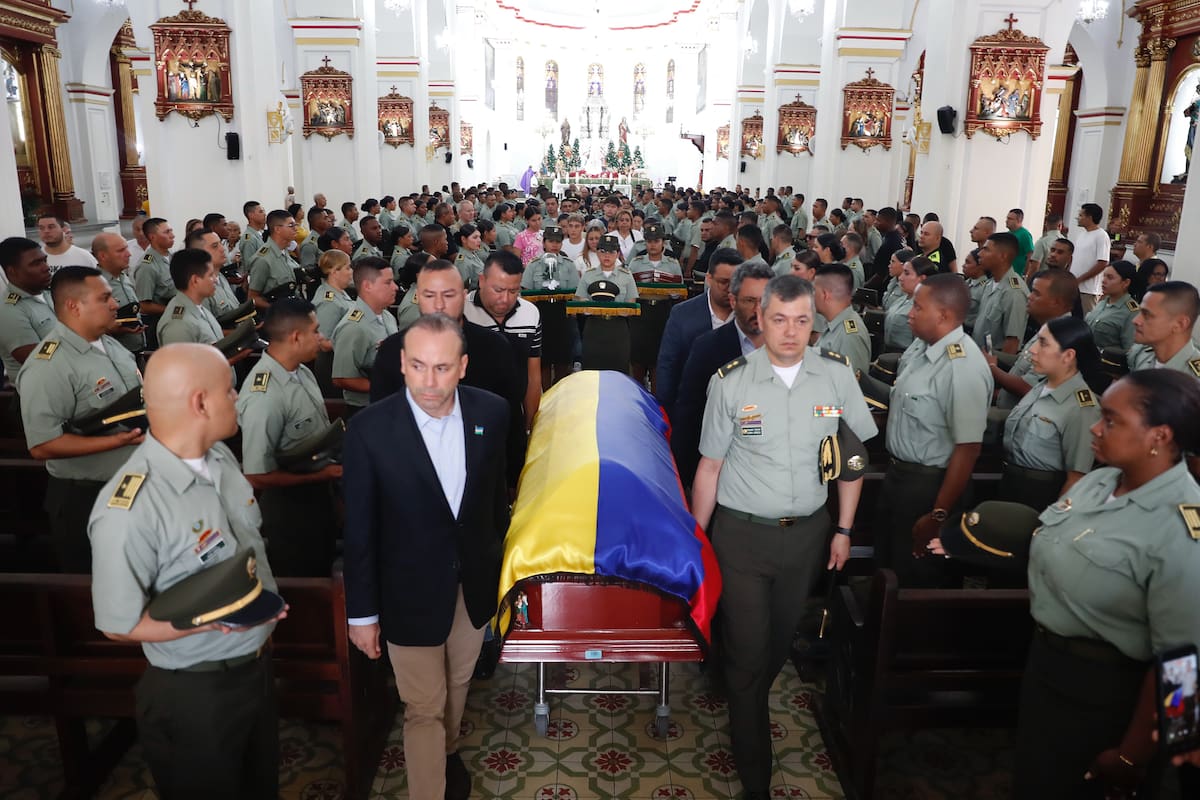 El alcalde de Cali, Alejandro Eder, asiste al funeral del subintendente de la Policía Jorge Leonardo Gómez este viernes.
Foto: EFE/Ernesto Guzmán