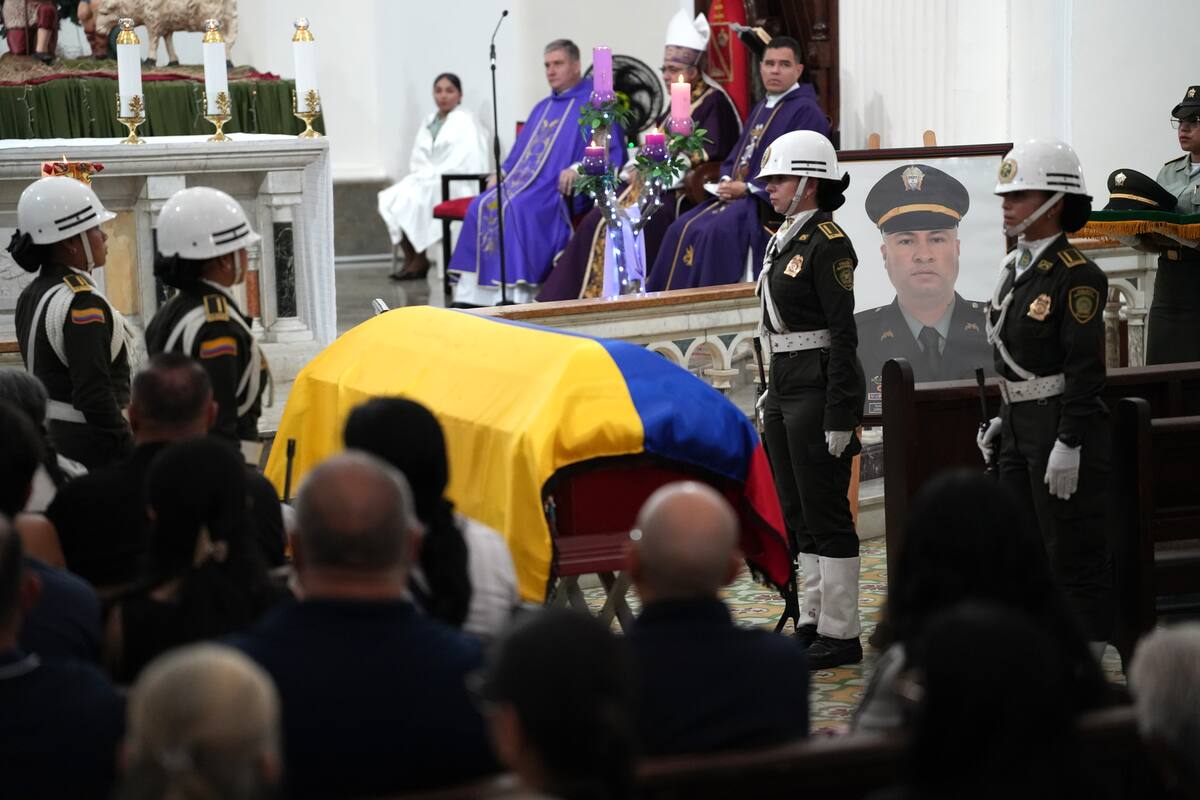 Integrantes de la Policía asisten al funeral del subintendente Jorge Leonardo Gómez este viernes, en Cali.
Foto: EFE/Ernesto Guzmán