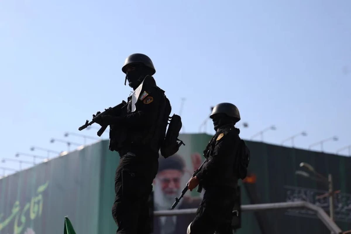 Policías iraníes hacen guardia durante una manifesatación en Irán en apoyo al nuevo líder supremo. EFE/EPA/Abdin Taherkenareh
