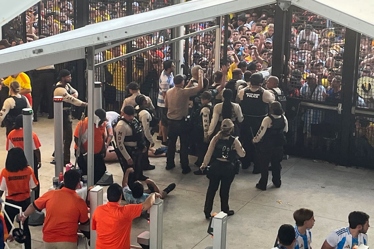 Integrantes de la policía de Estados Unidos controlan el ingreso de los aficionados al estadio Hard Rock previo a la final de la Copa América, en Miami (Estados Unidos). //EFE/ David Villafranca/MÁXIMA CALIDAD DISPONIBLE