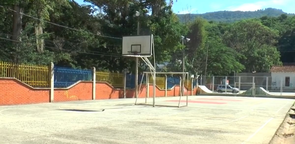 Las estudiantes habrían recibido el medicamento en las zonas exteriores del Colegio Nacional San José de Guanentá, un sector en donde funcionan otros dos colegios, escenarios deportivos y un parque.