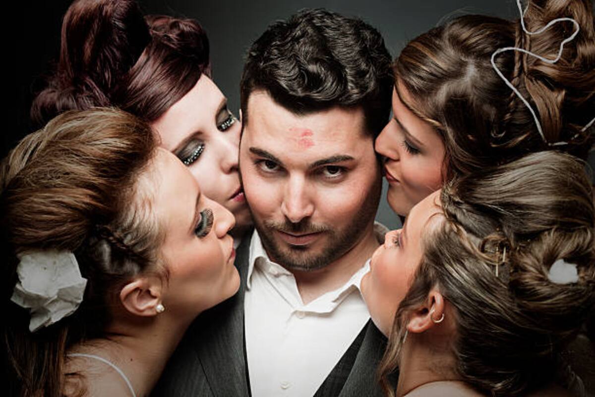 Un hombre con varias mujeres.