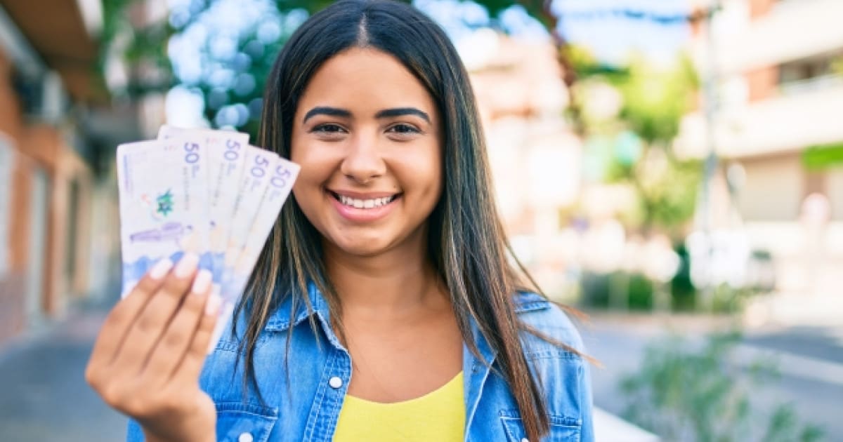 Hay jóvenes beneficiados que no tienen las condiciones socioeconómicas requeridas, como es población en pobreza, pobreza extrema y vulnerable.
