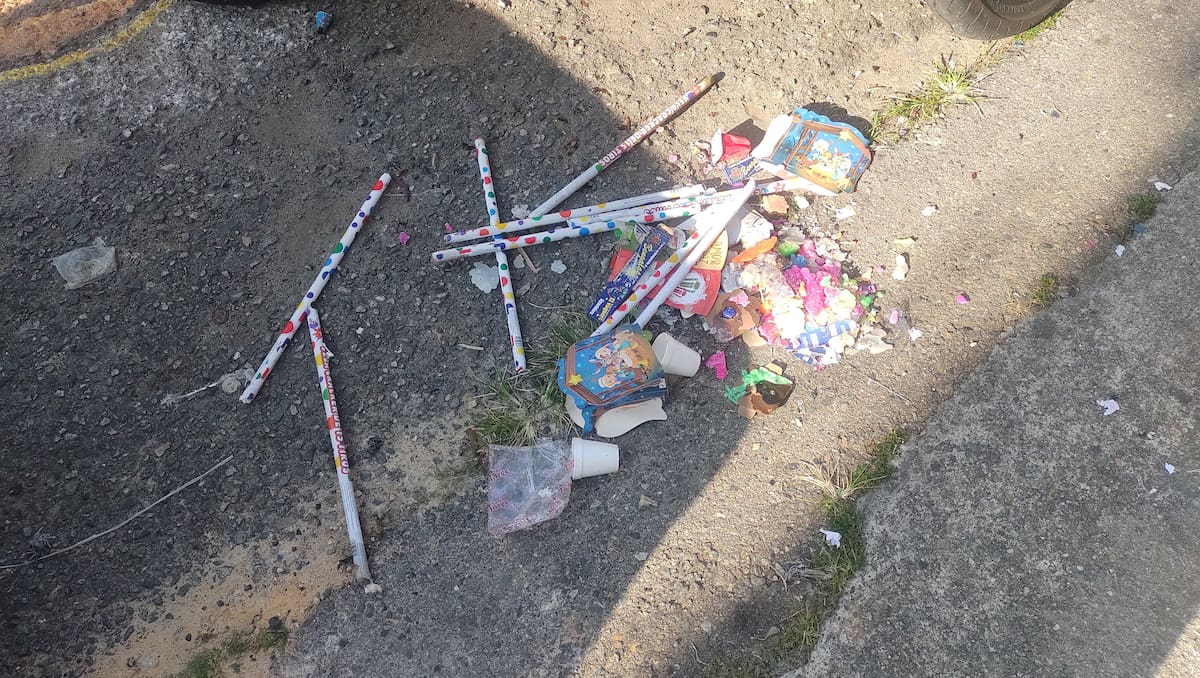 En las calles y aceras de Bucaramanga se vieron restos de pólvora. Es hora de reforzar las sanciones y, sobre todo, celebrar estas fiestas sin ese tipo de artefactos. (Foto: Euclides Kilô Ardila / VANGUARDIA)