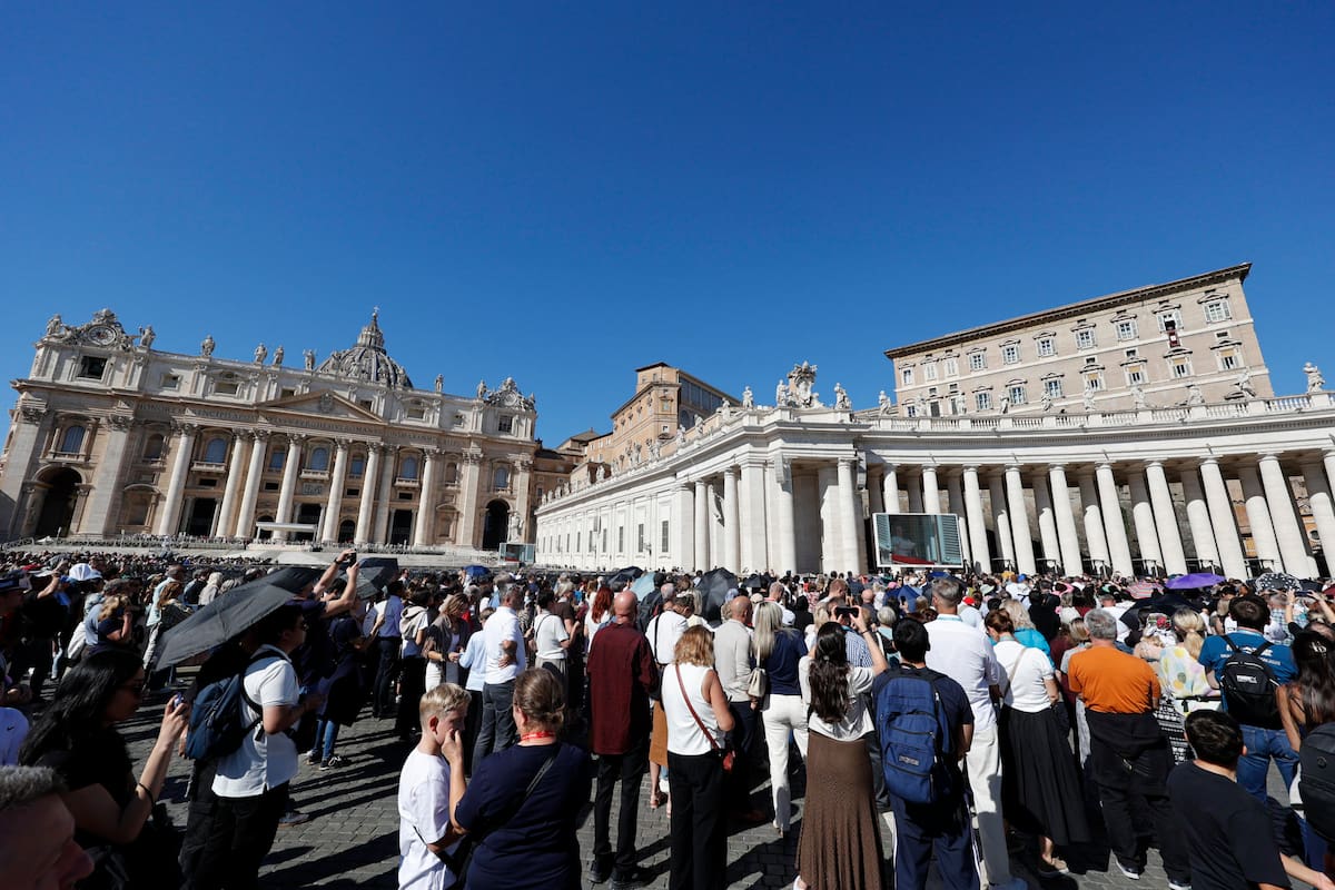 Imagen de los asistentes este domingo al Angelus en el Vaticano. (Papa) EFE/EPA/FABIO FRUSTACI