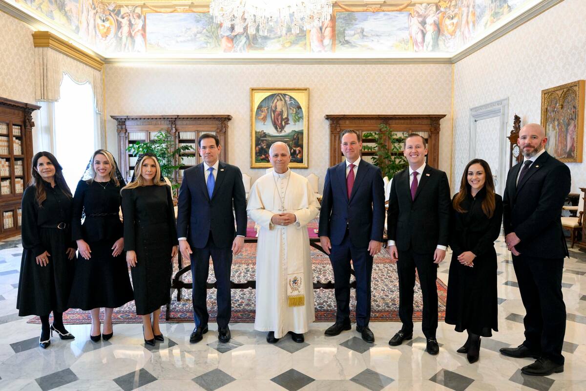 Vatican City (Vatican City State (Holy See)), 07/05/2026.- A handout picture provided by the Vatican Media shows Pope Leo XIV (C) receiving in a private audience US Secretary of State Marco Rubio (4-L), in Vatican City, 07 May 2026. (Papa) EFE/EPA/VATICAN MEDIA HANDOUT HANDOUT EDITORIAL USE ONLY/NO SALES
