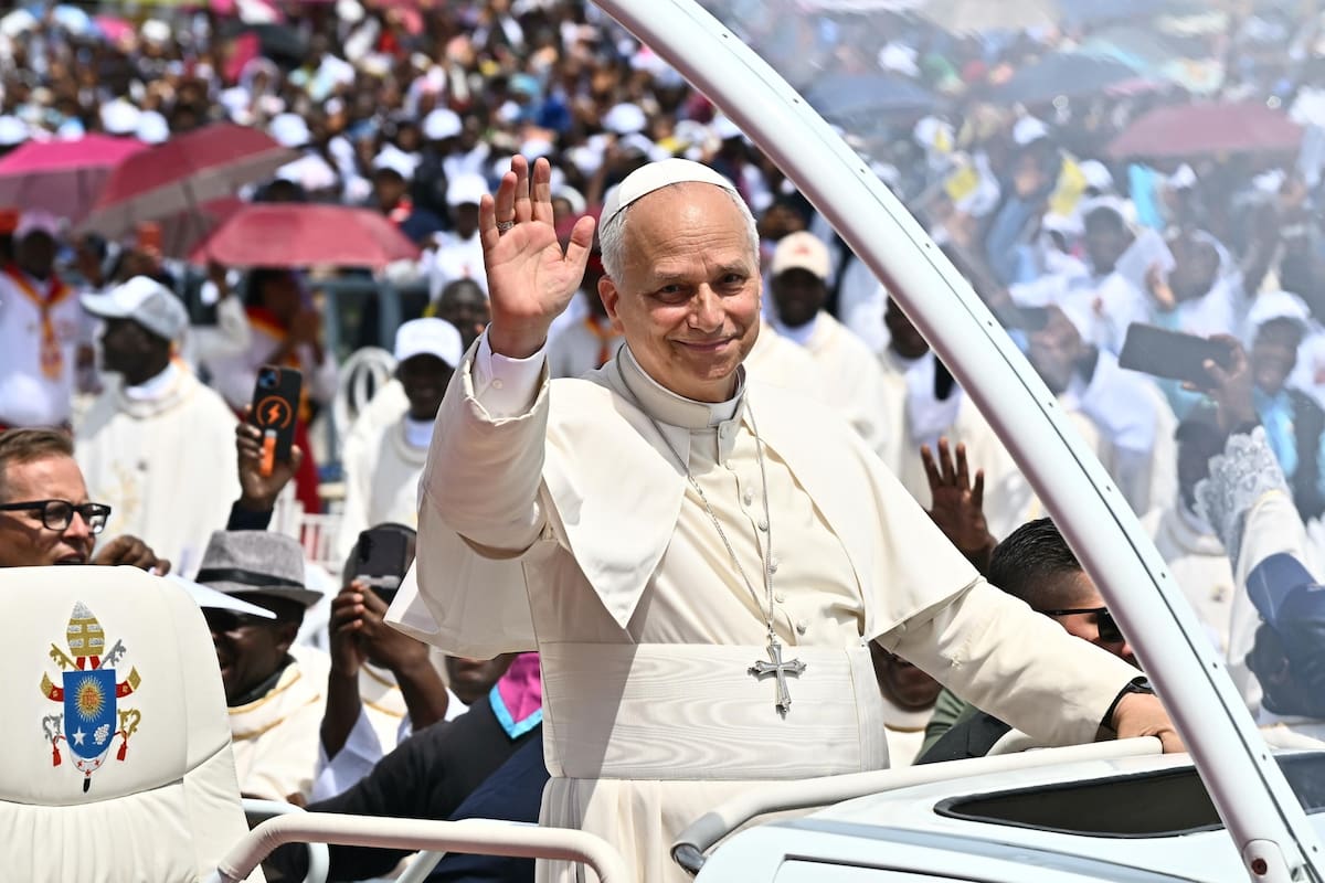 SAURIMO (Angola), 20/04/2026.- Pope Leo XIV (C) arrives to lead a Holy Mass at the Saurimo esplanade in Saurimo, Angola, 20 April 2026. The Pope is on an eleven-day apostolic journey to Africa, with stops in Algeria, Cameroon, Angola, and Equatorial Guinea. (Papa, Camerún, Guinea Ecuatorial, República Guinea) EFE/EPA/LUCA ZENNARO