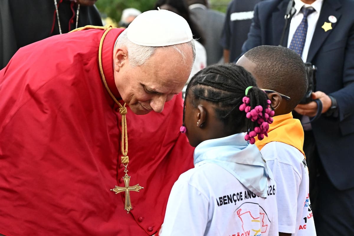 Luanda (Angola), 20/04/2026.- Children greet Pope Leo XIV upon his arrival for a meeting with members of the clergy at the Parish of Our Lady of Fatima, in Luanda, Angola, 20 April 2026. The Pope is on an eleven-day apostolic journey to Africa, with stops in Algeria, Cameroon, Angola, and Equatorial Guinea. (Papa, Camerún, Guinea Ecuatorial, República Guinea) EFE/EPA/LUCA ZENNARO