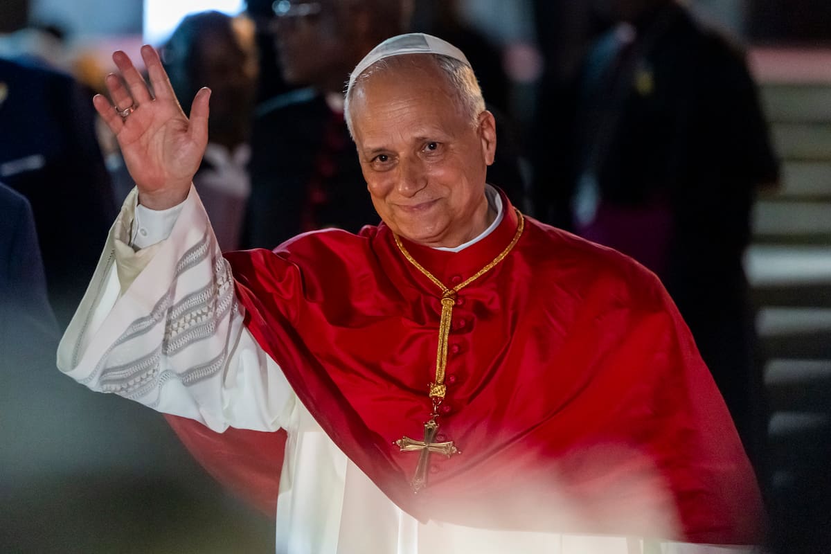 LUANDA (Angola), 20/04/2026.- Pope Leo XIV waves to the faithfull as he leaves the gathering with members of the clergy at Nossa Senhora de Fatima Church, in Luanda, Angola, 20 April 2026. The Pope is on an eleven-day apostolic journey to Africa, with stops in Algeria, Cameroon, Angola, and Equatorial Guinea. (Papa, Camerún, Guinea Ecuatorial, República Guinea) EFE/EPA/JOSE SENA GOULAO