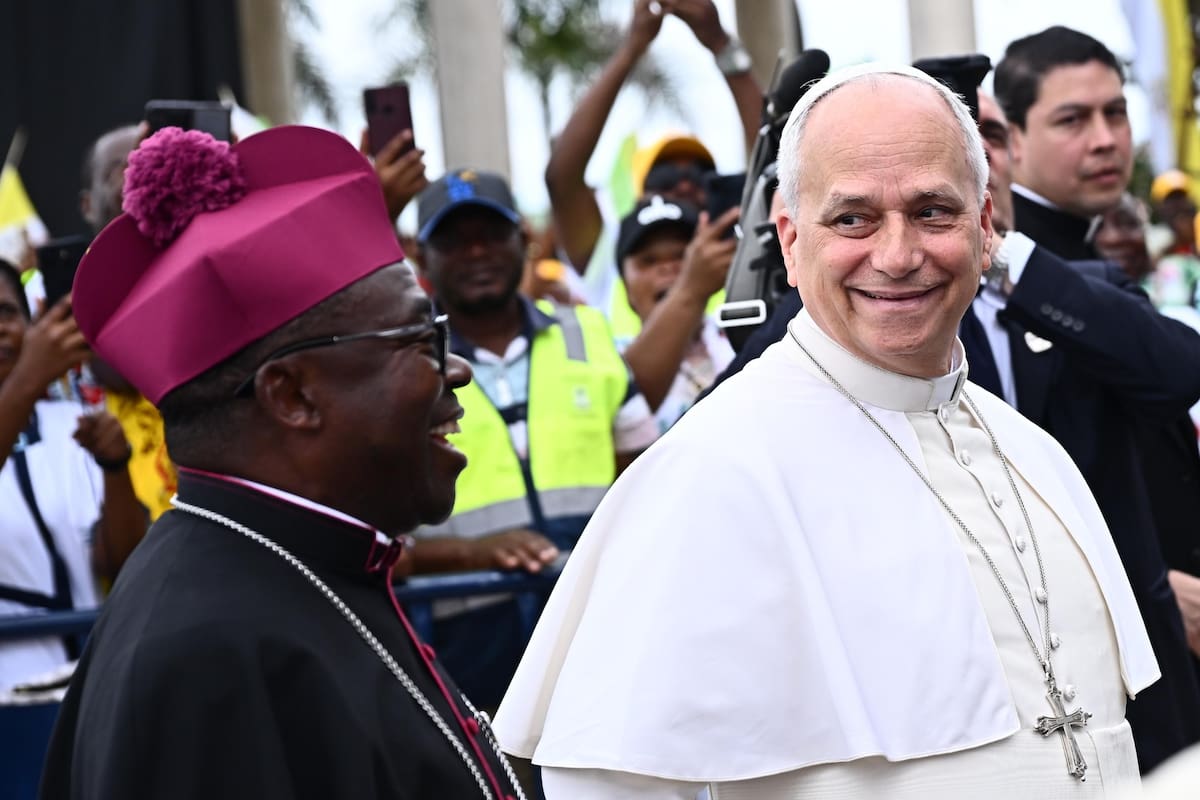 MONGOMO (Equatorial Guinea), 22/04/2026.- Pope Leo XIV (R) arrives to lead Holy Mass at the Basilica of the Immaculate Conception in Mongomo, Equatorial Guinea, 22 April 2026. Pope Leo XIV is on an apostolic journey to Equatorial Guinea. (Papa, Guinea Ecuatorial, República Guinea) EFE/EPA/LUCA ZENNARO