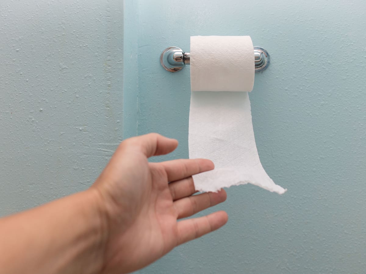 Por qué los médicos piden dejar de usar papel higiénico y qué opciones existen en Colombia. | Foto: Vanguardia / Canva