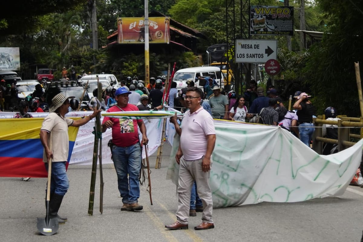 El paso vehicular funciona de forma intermitente mientras se espera respuesta de Bogotá. | Foto: Marco Valencia / VANGUARDIA