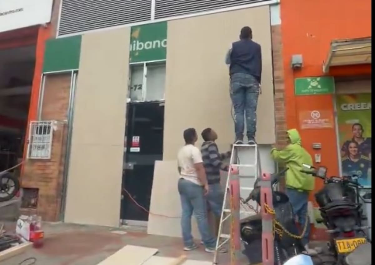¿Por qué varios negocios en Bucaramanga cubrieron sus fachadas con madera este domingo electoral?
