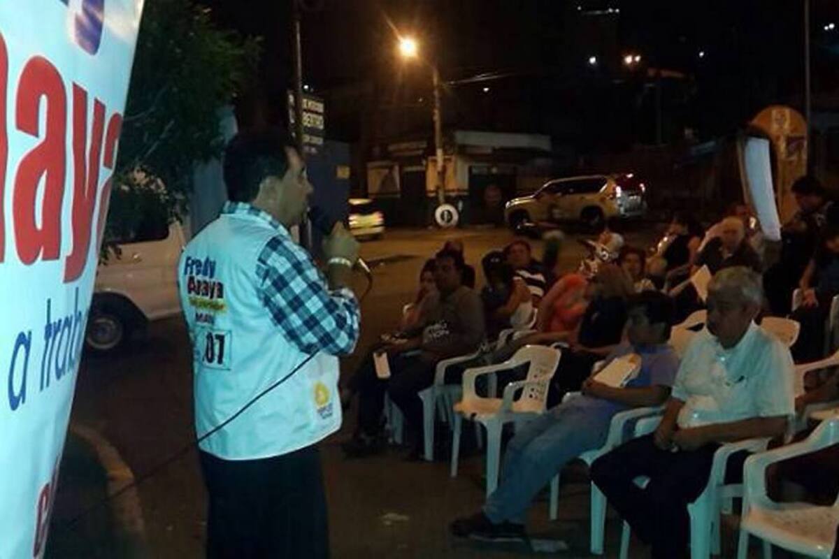 En la fotografía aparece Reynaldo Mateus, coordinador de auditorías de la Contraloría, haciéndole campaña a Fredy Anaya. (Foto: VANGUARDIA LIBERAL)