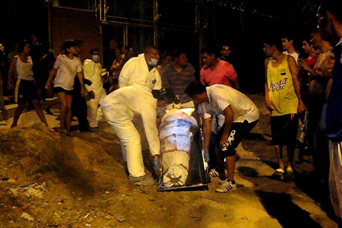 Agentes de la Unidad Móvil de Criminalística del Cuerpo Técnico de Investigación, CTI, de la Fiscalía realizaron la diligencia de levantamiento del cadáver. (Foto: Suministrada/VANGUARDIA LIBERAL )