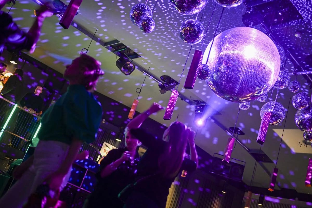 Fiestas sexuales ‘porta potty’ de Dubái: colombiana revela escabrosos ...