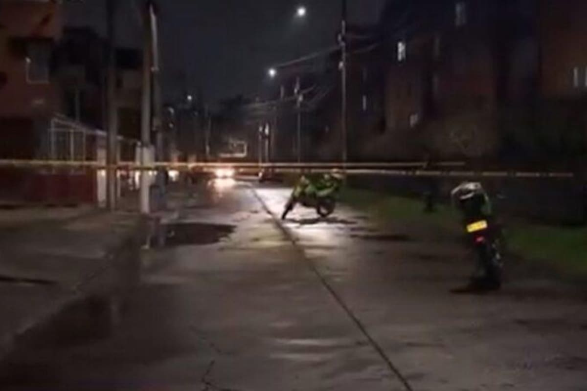 Sicarios en moto le dispararon en dos oportunidades a la mujer, quien cayó sobre la vía mientras los delincuentes huyeron con rumbo desconocido. FOTO: Q'HUBO