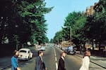 50 años de Abbey Road: del extraño hombre que se oculta en la portada a los pies descalzos de Paul McCartney