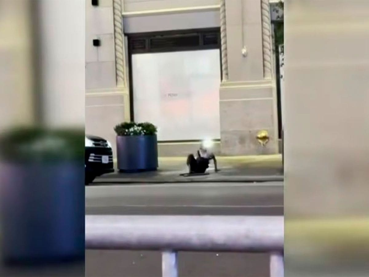 Uno de los hombres llevaba una linterna en la cabeza mientras salía de la alcantarilla en una calle de Nueva York, según las imágenes difundidas en redes sociales.