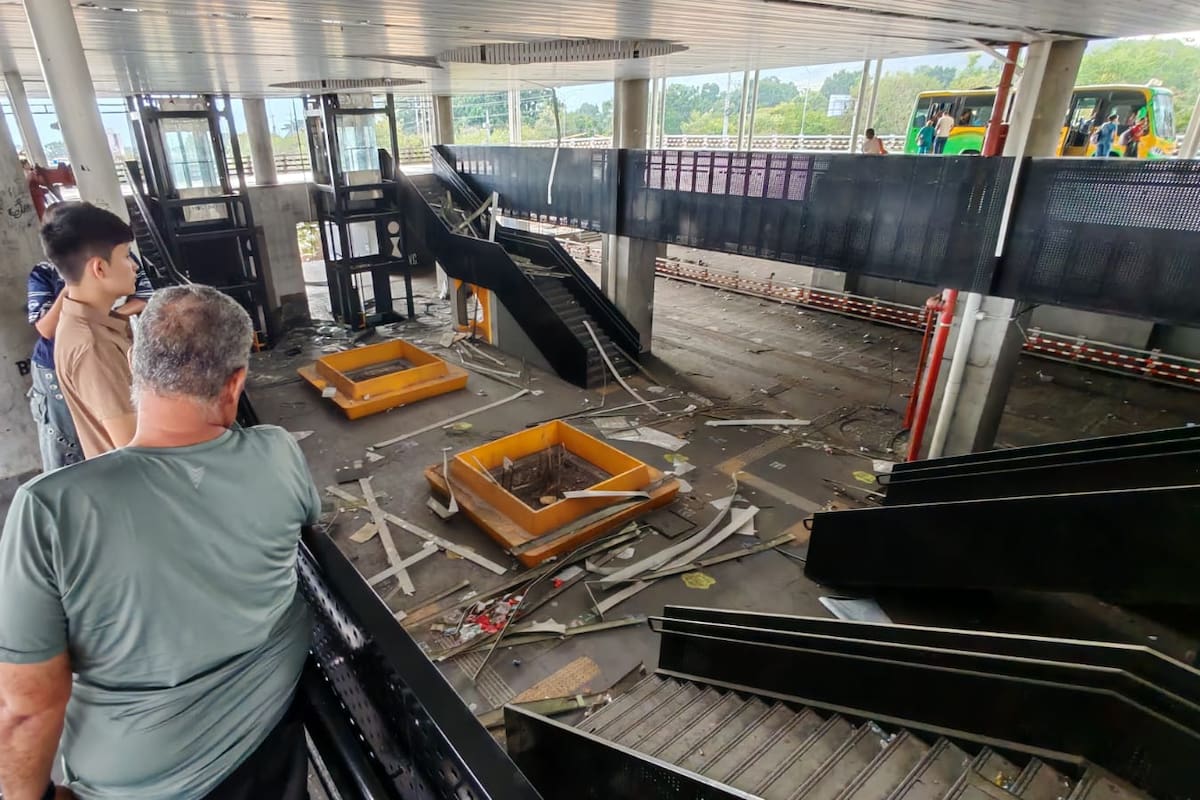 Astillas de vidrio se acumulan al pie de las columnas de la plataforma del Portal de Piedecuesta, donde los buses siguen recogiendo pasajeros. Foto: Marco Valencia / Vanguardia
