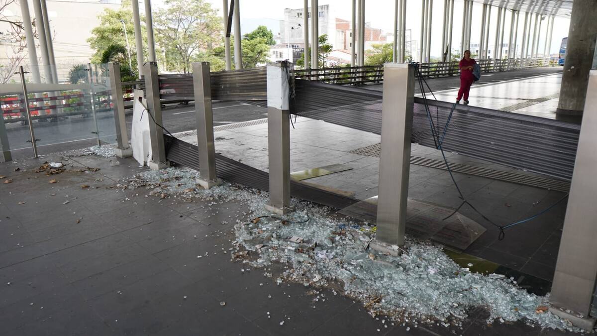 Los vidrios de la baranda quedaron reventados a lo largo de la plataforma del Portal de Piedecuesta, donde los usuarios siguen esperando el bus. Foto: Marco Valencia / Vanguardia