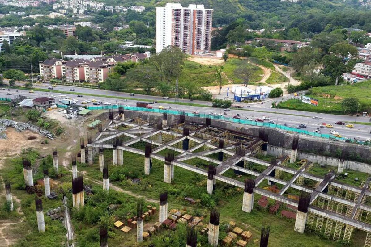 El portal de Papi Quiero Piña contemplaba parqueaderos para buses del Sitm, talleres para mantenimiento y zona de descanso para conductores. Hoy, la obra está sumida en el abandono. (Foto: Suministrada / VANGUARDIA LIBERAL)