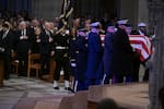 Portan el féretro de Carter a la Catedral de Washington al comienzo del funeral de Estado