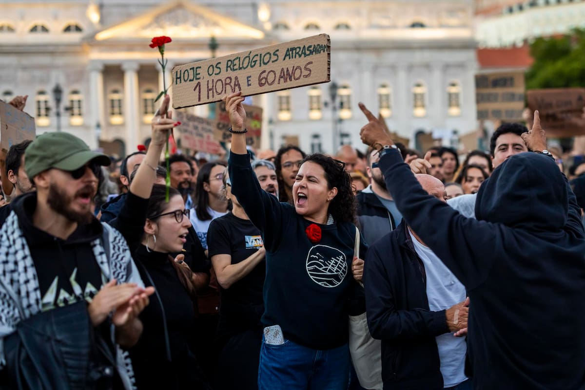 Un manifestante sostiene una pancarta que dice "Hoy el reloj retrocedió una hora y sesenta años" durante una concentración por el derecho a la vivienda en Lisboa, Portugal, 25 de octubre de 2026. Las manifestaciones contra el encarecimiento de los alquileres y el aumento del costo de vida comenzaron en Oporto el 10 de octubre, antes de extenderse a Lisboa y a varias otras ciudades portuguesas. (Protestas, Lisboa) EFE/EPA/JOSE SENA GOULAO