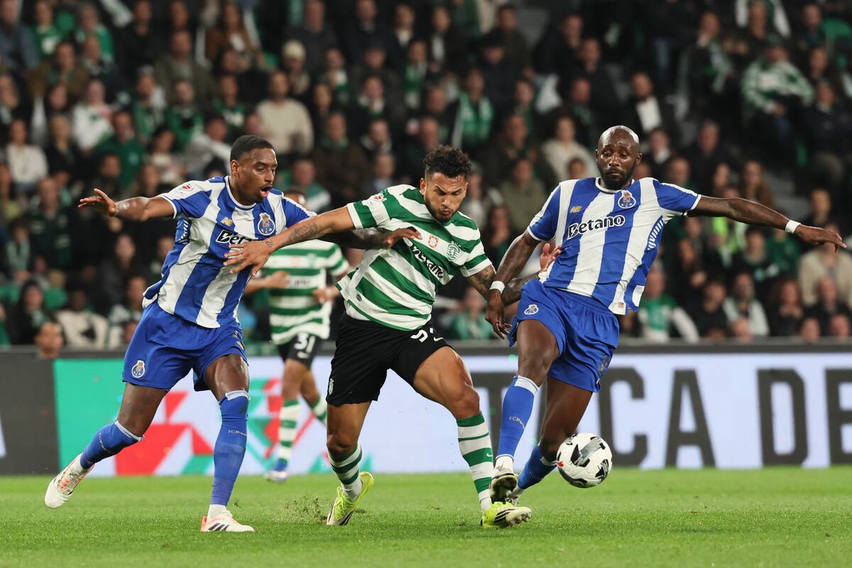 Lisbon (Portugal), 03/03/2026.- Sporting's Luis Suarez (C) vies for the ball with FC Porto's Fofana (L) and Pablo Rosario during the Portugal Cup semi-finals soccer match between Sporting CP and FC Porto in Lisbon, Portugal, 03 March 2026. (Lisboa) EFE/EPA/MANUEL DE ALMEIDA