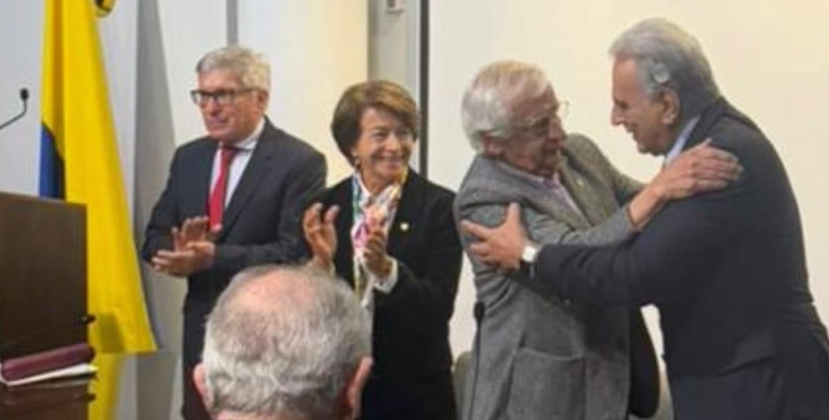 Armando Martínez, quien es el nuevo vicepresidente del Colegio Máximo; Helena Groot, presidenta de la Academia Colombiana de Ciencias Exactas, Fisicas y Naturales; Gabriel Carrasquilla, presidente de la Academia Nacional de Medicina y presidente saliente del Colegio Máximo; y Eduardo Durán Gómez, nuevo presidente del COLMAC.