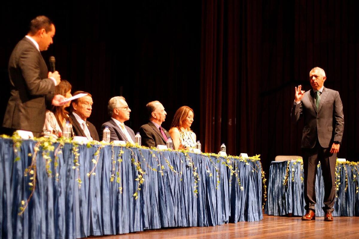 Porras Díaz tomó posesión de su cargo ante el Gobernador de Santander, Didier Tavera, la Ministra de Educación, María Victoria Angulo, y los miembros del Consejo Superior UIS. (Foto: Jaime Del Río / VANGUARDIA)