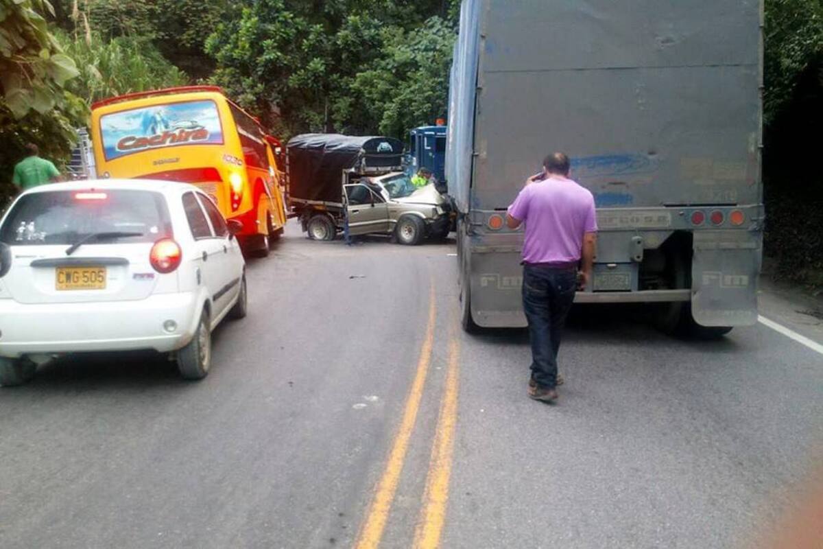 Tras el hecho, la vía se mantuvo cerrada por una hora y media. (Foto: Suministrada / VANGUARDIA LIBERAL)