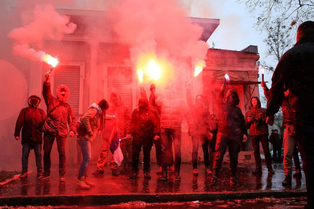 Activistas ucranianos quemaron banderas frente al consulado ruso en una manifestación que se llevó a cabo ayer, en Kharkiv. (Foto: EFE / VANGUARDIA LIBERAL )