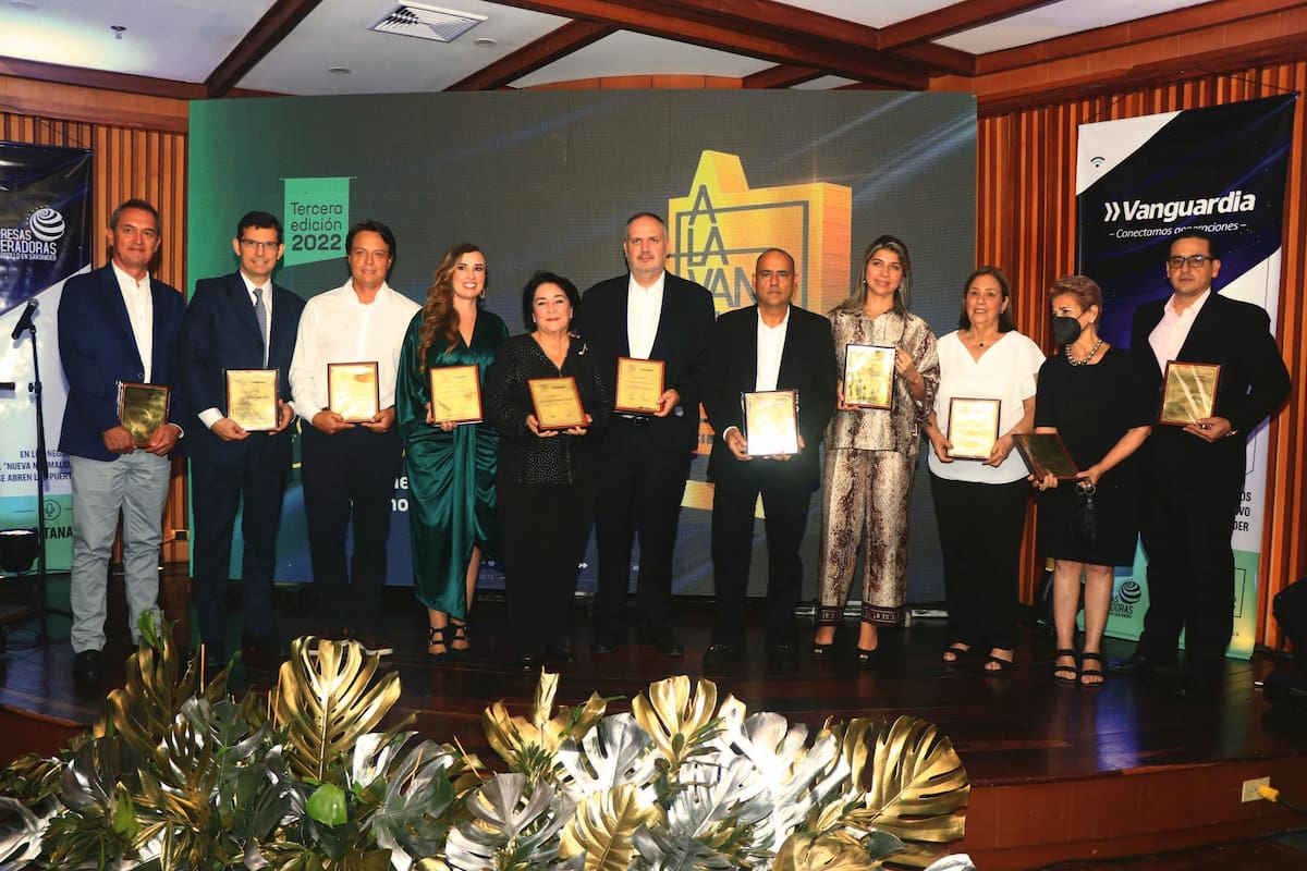 En total fueron 15 los empresarios que recibieron el homenaje póstumo, cuya placa fue entregada por el presidente de Vanguardia, Alejandro Galvis Blanco. Aquí, algunos de los familiares momentos después de participar en la ceremonia.