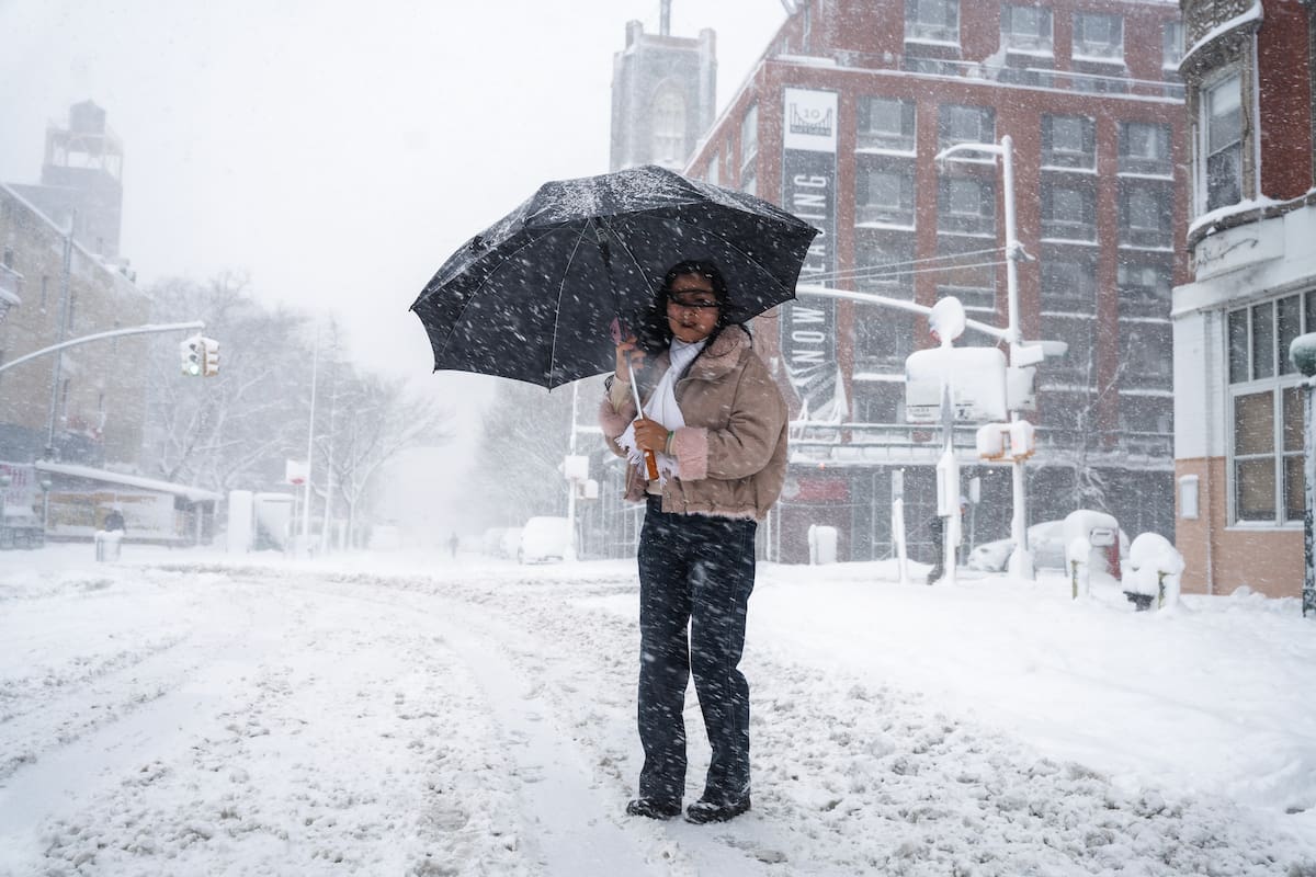 Una mujer usa un paraguas para protegerse de la fuerte nevada en Nueva York, EE.UU., el 23 de febrero de 2026. EFE/OLGA FEDOROVA