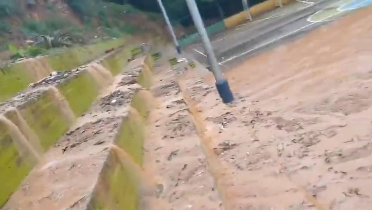 El movimiento de tierra se activó luego de que un tubo del acueducto se desacoplara por las lluvias, según confirmó la Secretaría de Infraestructura.
