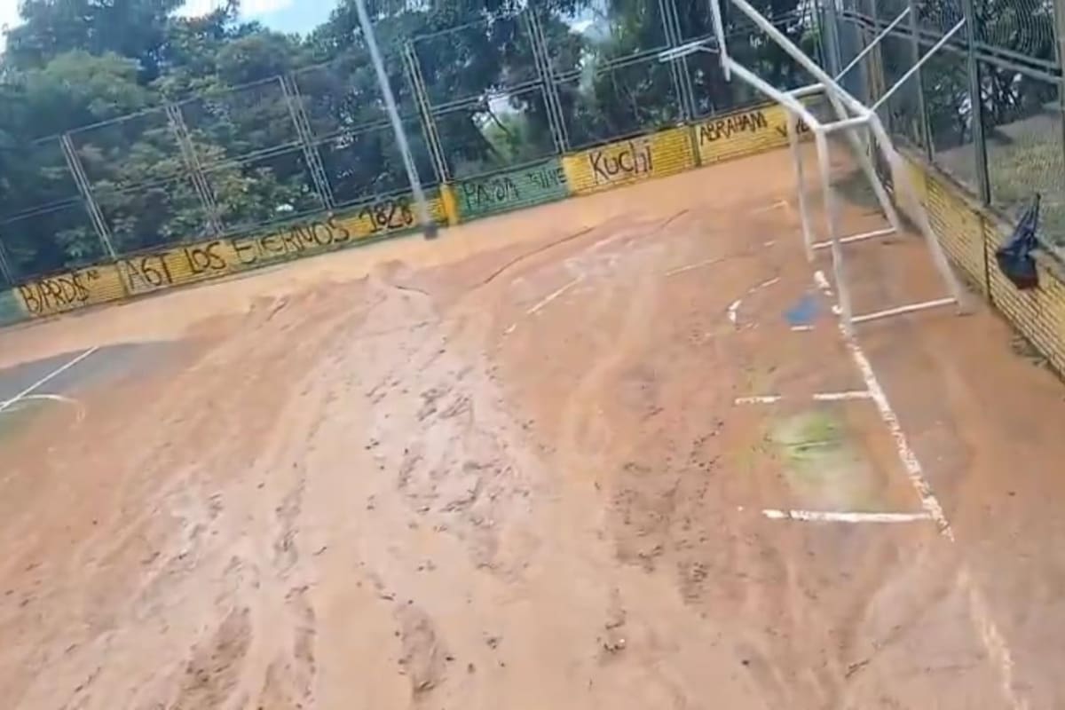 La Alcaldía de Floridablanca acordonó el paso peatonal en Prados del Sur tras el deslizamiento de tierra registrado en cercanías de una cancha del sector.