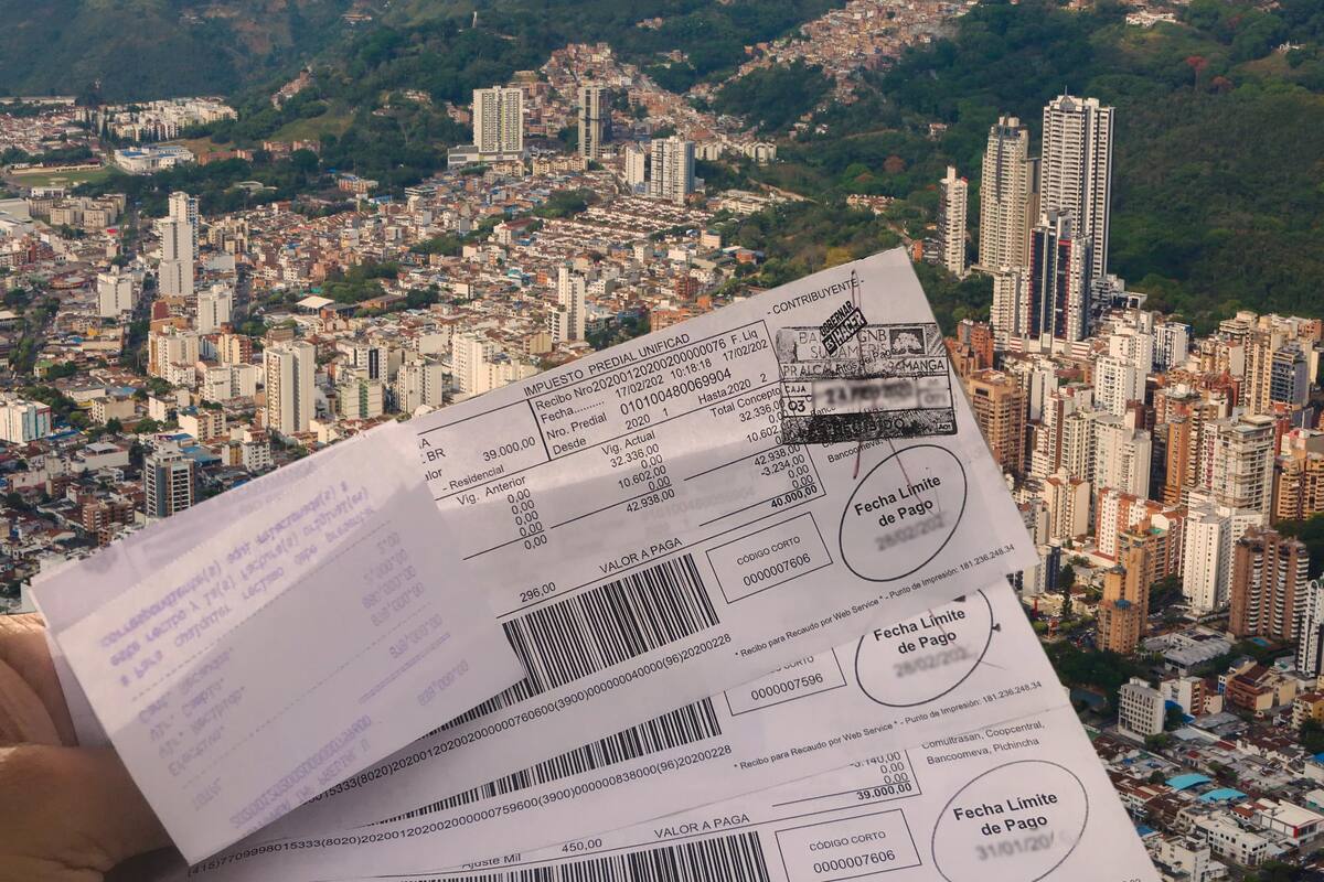 Con recibos en mano, los contribuyentes alegan por los elevados cobros del Impuesto Predial. Las alzas obedecen, en el papel, a la entrada en vigencia de la controvertida actualización catastral. (Foto: Jaime Del Río Quiroga / VANGUARDIA)