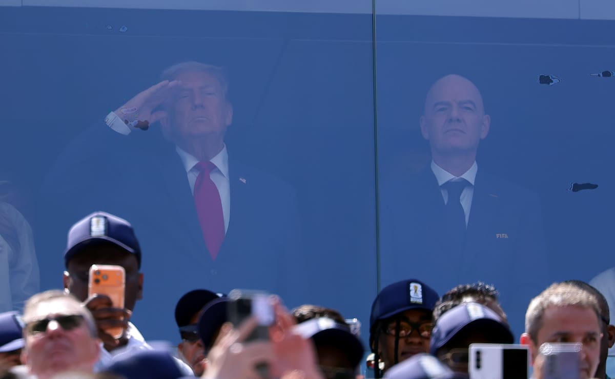 Fotografía del pasado 19 de julio, en la que puede verse al presidente de Estados Unidos, Donald Trump (i), y al presidente de la FIFA, Gianni Infantino (d), durante la final del Mundial de Estados Unidos, México y Canadá. EFE/CHRISTOPHER NEUNDORF