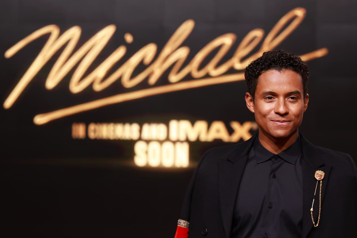 El actor estadounidense Jaafar Jackson posa en la alfombra roja a su llegada al estreno de la película "Michael" en Berlín, Alemania, el 10 de abril de 2026. La película biográfica de Michael Jackson se proyectará en cines a partir del 22 de abril de 2026.