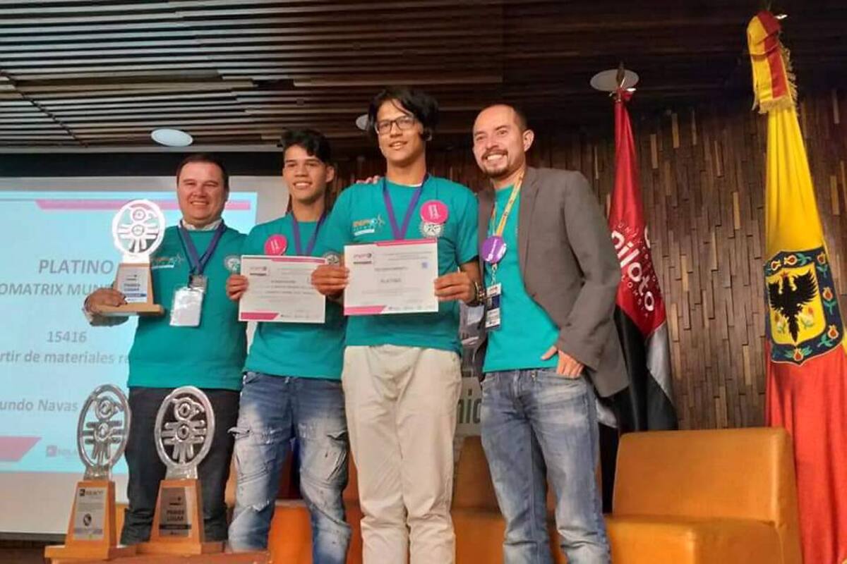 hoon Arenas, Daniel Monsalve recibiendo el premio platino en la categoría platino de robótica junto a sus asesores de la Tecnoacademia (Foto: Suministrada / VANGUARDIA LIBERAL)