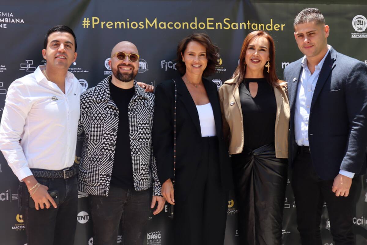 Jorge Rangel, director de turismo Gobernación de Santander; Elkin Zair Manco, director ejecutivo Academia Colombiana de Cine; Paola Turbay, presentadora oficial de los XII Premios Macondo; Victoria Casallas (primera dama) y Tomás León (secretario de cultura) Gobernación de Santander. Foto tomada de redes sociales/VANGUARDIA