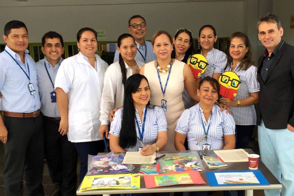 Cristian Jiménez, Alexánder Galvis, María del Pilar Castro (docente y coordinadora del Café Lector), Lizeth Ayala, Élkin Romero, María Victoria Osorio (rectora del plantel), Gloria Pinzón, Ligia Motta, Maryluz Jaimes, Yamile Rodríguez, Leonor Correa y Euclides Kilô Ardila, en representación de Prensa Escuela de Vanguardia Liberal. (Foto: Jaime del Río / VANGUARDIA LIBERAL)